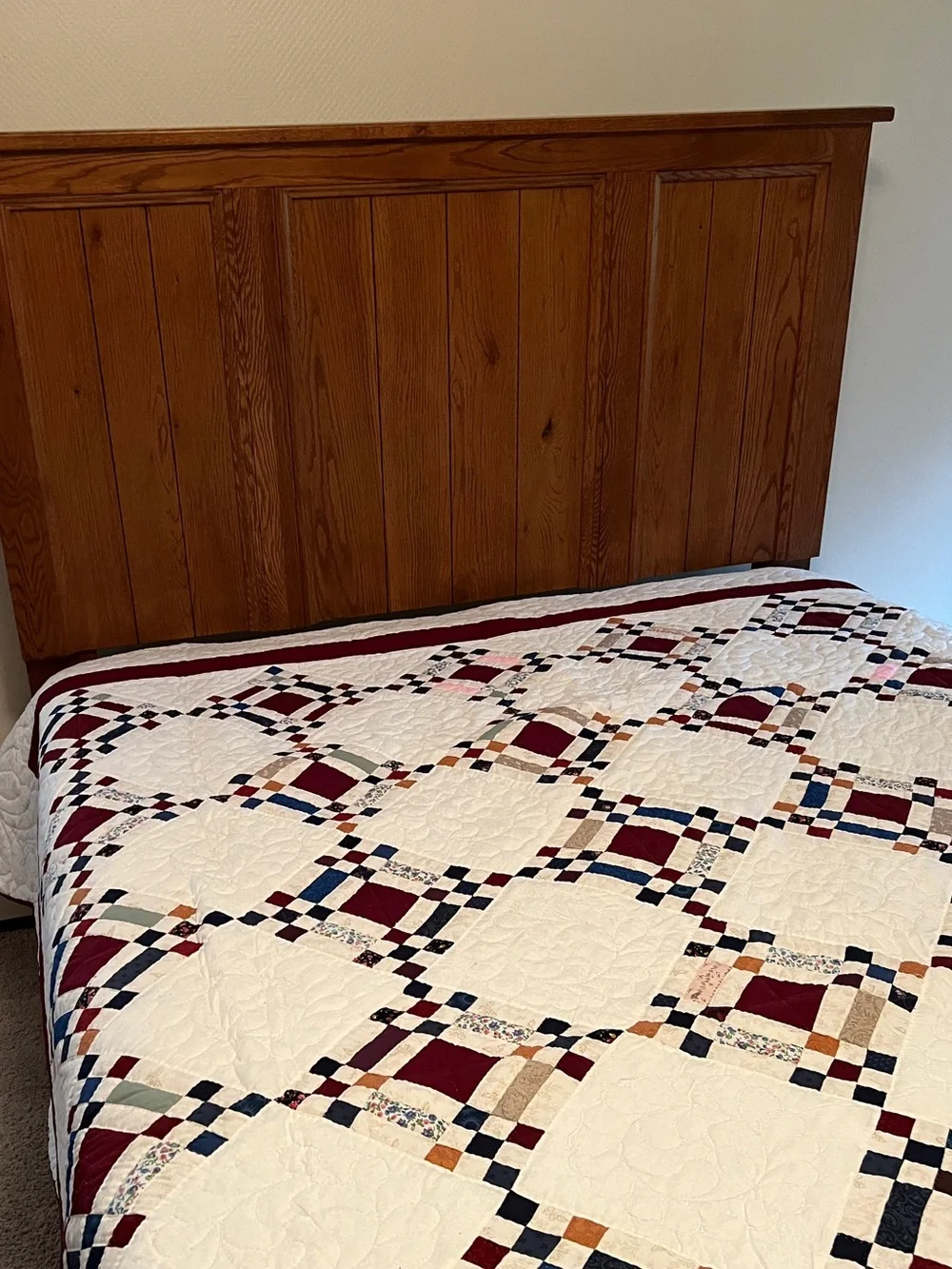 Amish Heirloom Diamond Quilt King/Queen Bedspread in White and Burgundy